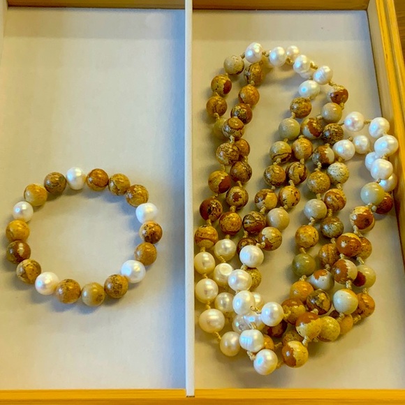 Jewelry - Beaded necklace and bracelet